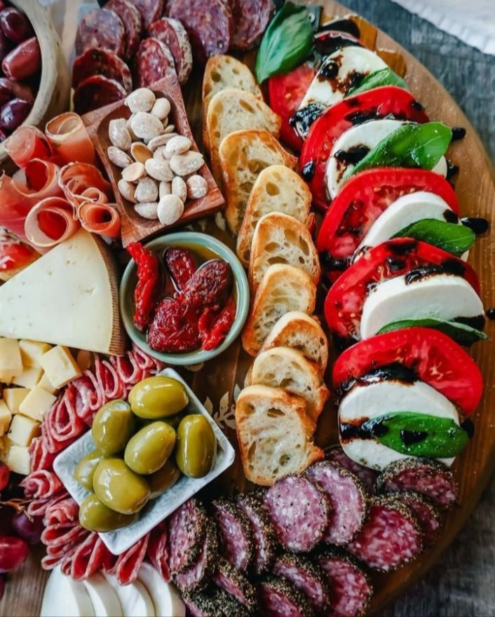 Tabla Capria con mozzarella, jamón crudo y focaccia – La Tabla del Este, Punta del Este