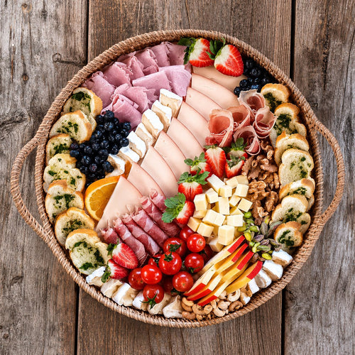 Tabla Florencia de cuatro quesos y jamones finos en canasta – La Tabla del Este, Punta del Este