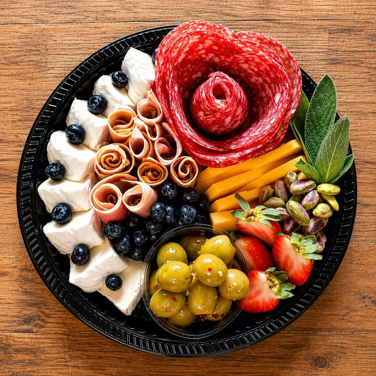Tabla Madrid vista cenital con frutillas y aceitunas – La Tabla del Este, Punta del Este